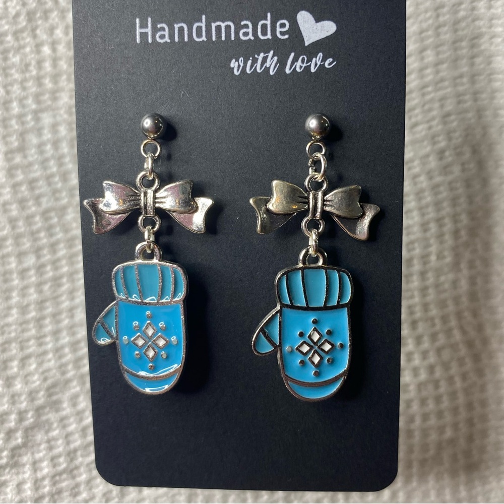 🎅🏻2/$40🎅🏻 Charming Blue Mitten Earrings with Silver Bows